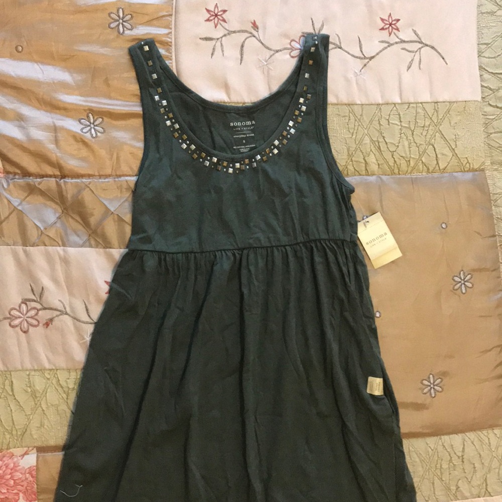 Dress with pockets and jeweled collar